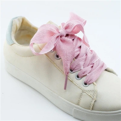 Jak se nazývá špička tkaničky?